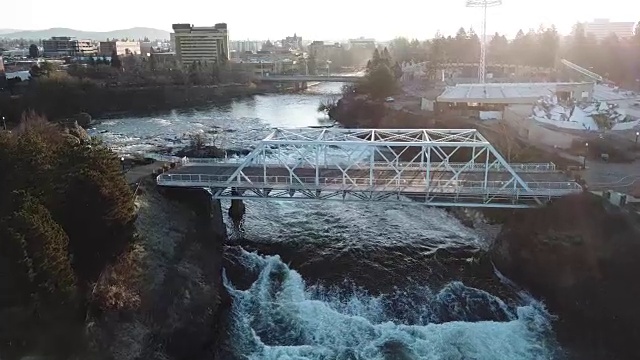一架无人机在日出时飞过斯波坎河和门罗街大桥视频下载