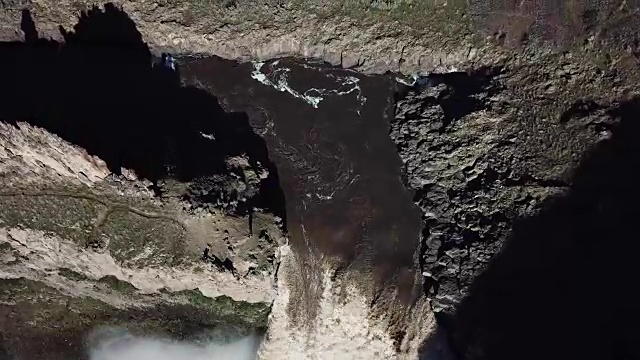 一架无人机飞进华盛顿沃什图纳的帕卢斯瀑布视频下载