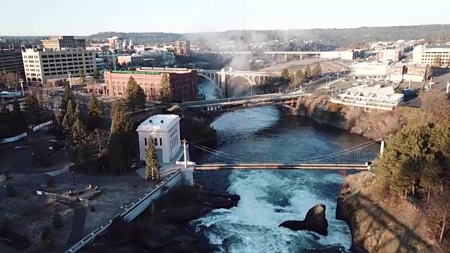 一架无人机在日出时飞过斯波坎河和门罗街大桥视频下载