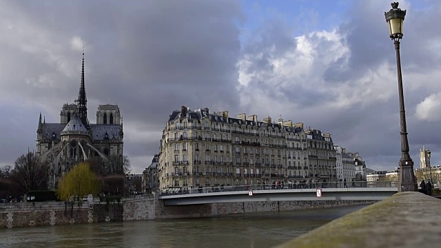 2018年2月，法国巴黎:法国巴黎塞纳河洪水。洪水巴黎的冬天。视频素材