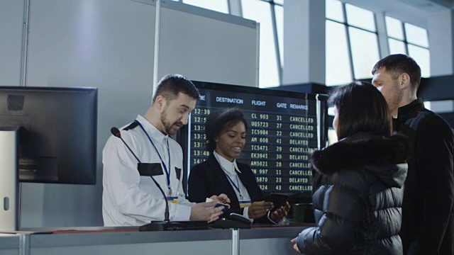 机场工作人员在管制站检查文件视频下载