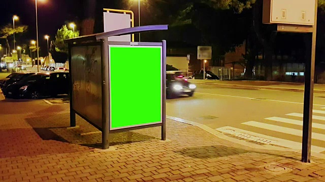 广告牌以色度键绿屏在交通车辆上显示城市夜晚街道、灯光夜晚、广告视频素材
