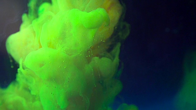 油墨在水中慢动作时呈现氖绿色视频素材