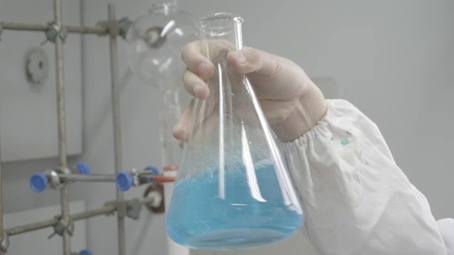 化学实验室亚洲女科学家视频素材