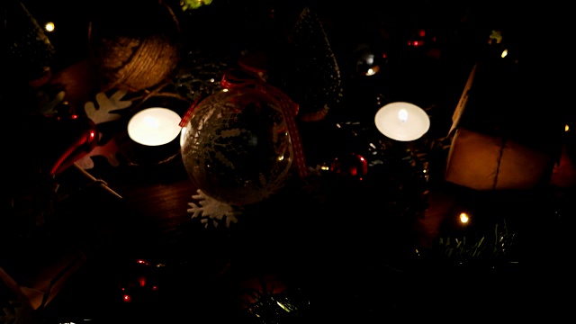 圣诞节和新年的背景有礼物，灯，蜡烛和不同的装饰视频素材