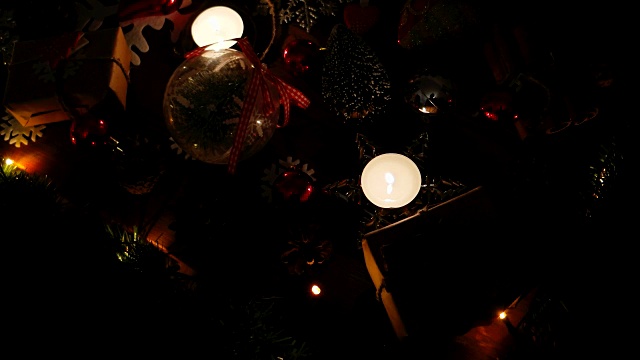 圣诞节和新年的背景有礼物，灯，蜡烛和不同的装饰视频素材