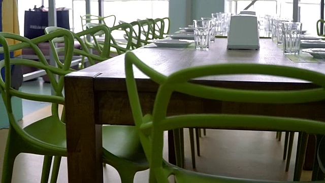 餐桌在咖啡馆里吃饭的桌子视频素材