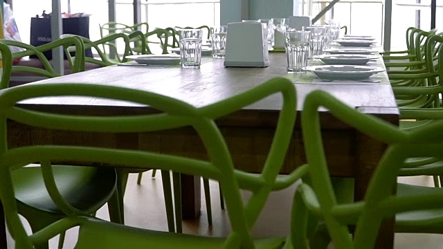 餐桌在咖啡馆里吃饭的桌子视频素材