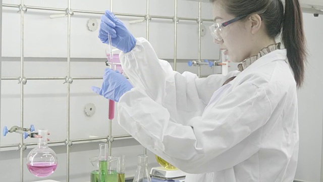 化学实验室亚洲女科学家视频素材