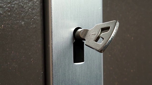 钥匙孔在旧木门与关键推车拍摄4K视频下载