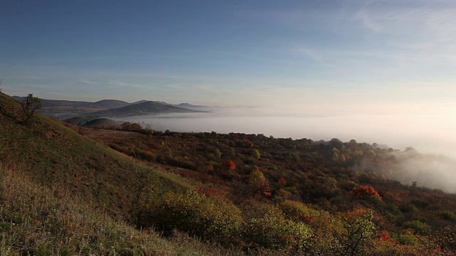 波希米亚高地中部秋日有雾的早晨视频素材