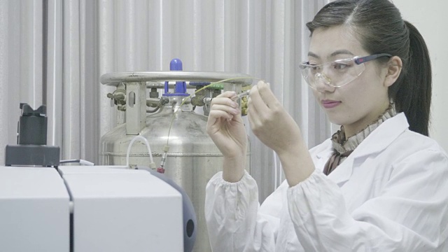 化学实验室亚洲女科学家视频下载