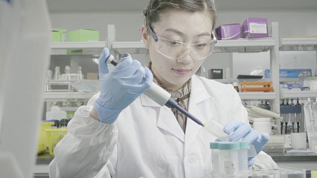 生物实验室亚洲女科学家视频素材