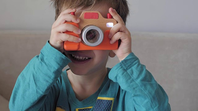 小男孩拿着玩具相机拍照视频下载