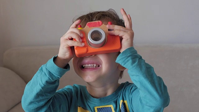 小男孩拿着玩具相机拍照视频下载
