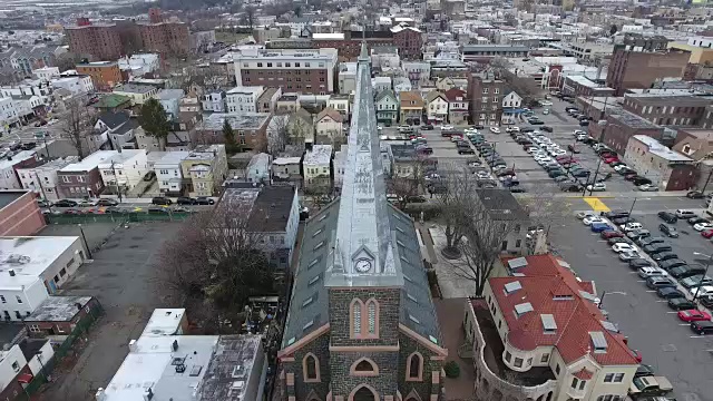 一架无人机飞过新泽西州联合市神圣家庭教堂的尖塔视频素材