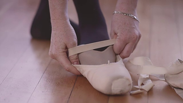 一个芭蕾舞者穿着她的芭蕾舞鞋的特写视频下载