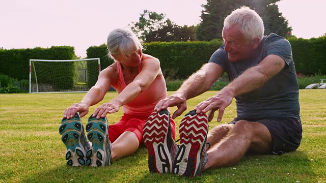 健康的老年夫妇在花园一起锻炼视频素材