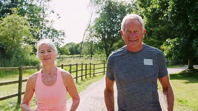 健康的老年夫妇一起在乡村跑步视频素材