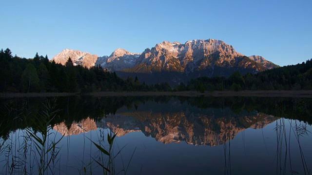 时间流逝。卢滕泽湖和卡温德尔山脉。Mittenwald, Garmisch-Partenkirchen, Luttensee, Karwendel, Werdenfelser Land，上巴伐利亚，巴伐利亚阿尔卑斯山，巴伐利亚，德国，欧洲。视频素材