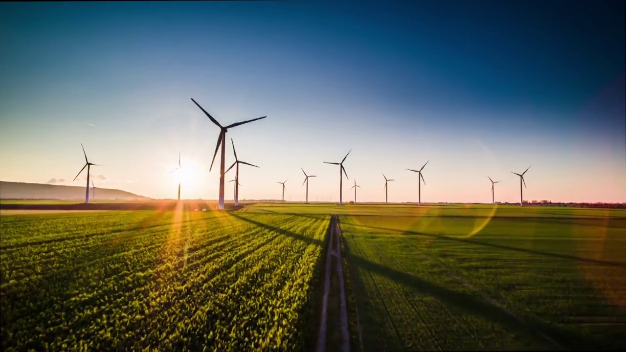 天线:日落时的风力涡轮机农场视频素材