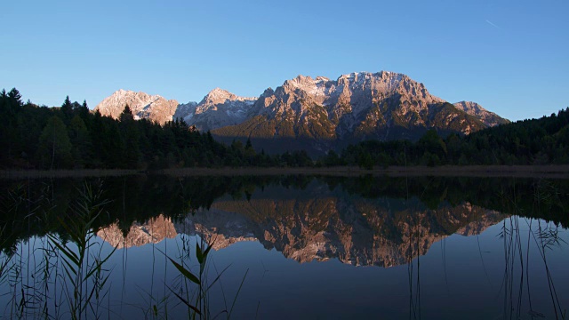 卢滕泽湖和卡温德尔山脉。Mittenwald, Garmisch-Partenkirchen, Luttensee, Karwendel, Werdenfelser Land，上巴伐利亚，巴伐利亚阿尔卑斯山，巴伐利亚，德国，欧洲。视频素材