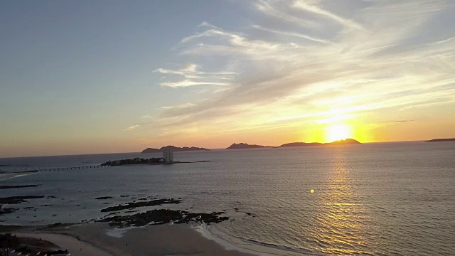 4k无人机空中日落Cíes来自Samil, Vigo, Pontevedra，加利西亚，西班牙群岛视频素材