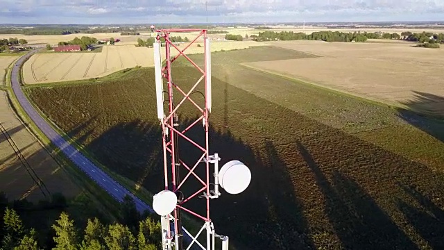 移动电话通信塔的空中轨道视频素材