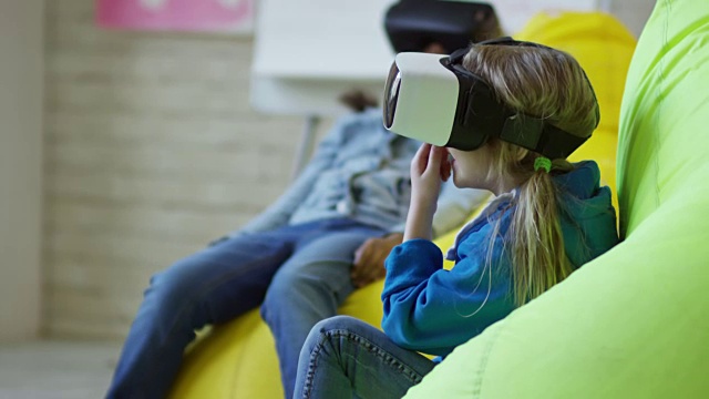 小女孩在课堂上使用VR眼镜视频下载