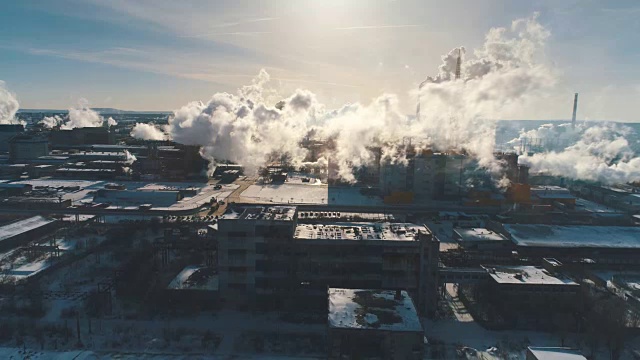 白色的烟从烟囱在蓝天的背景。生态环境工业工厂污染视频素材