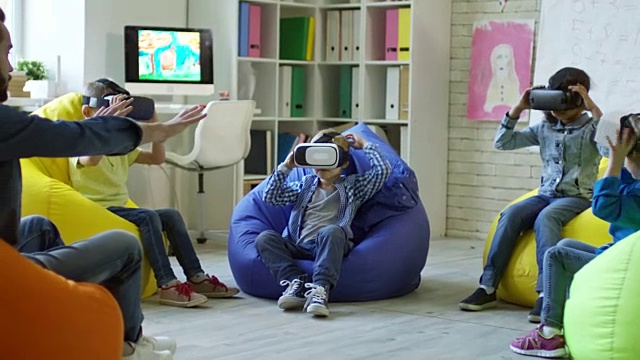 孩子们在小学课堂上使用VR眼镜视频下载
