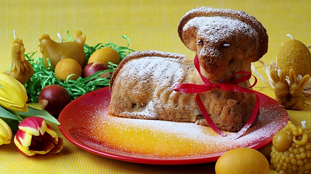 撒糖的传统复活节羔羊蛋糕。复活节装饰视频素材