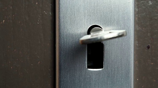 钥匙孔在旧木门与关键推车拍摄4K视频下载