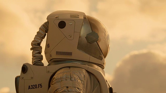中景拍摄宇航员穿着太空服行走和探索火星/红色星球。太空探索，发现，殖民概念。视频下载