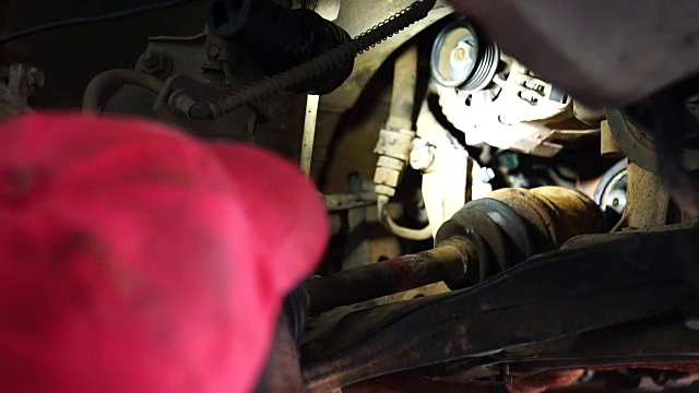 在汽车修理厂修理汽车的专业机械师视频素材