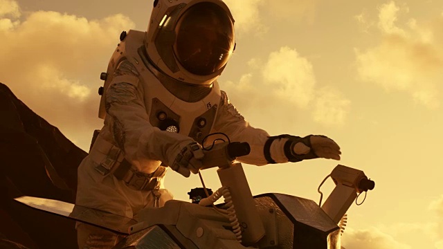 宇航员穿着宇航服调整火星车以进行火星/红色星球的探险/研究。首次载人火星任务，技术进步带来了太空探索，旅行，殖民。视频下载