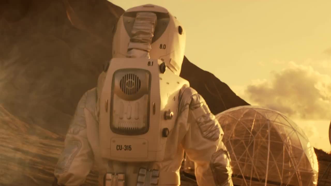 下面是火星宇航员走向他的基地/研究站，环顾四周的照片。第一次载人火星任务，技术进步带来了太空探索和殖民。视频素材
