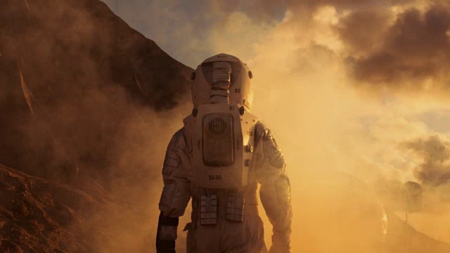 下面是火星宇航员走向他的基地/研究站的照片。载人火星任务，技术进步带来太空探索，殖民。视频素材