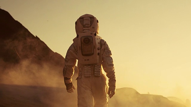宇航员在火星上自信地行走。被气体和烟雾覆盖的红色星球。人类克服困难。人类的重大时刻。视频素材