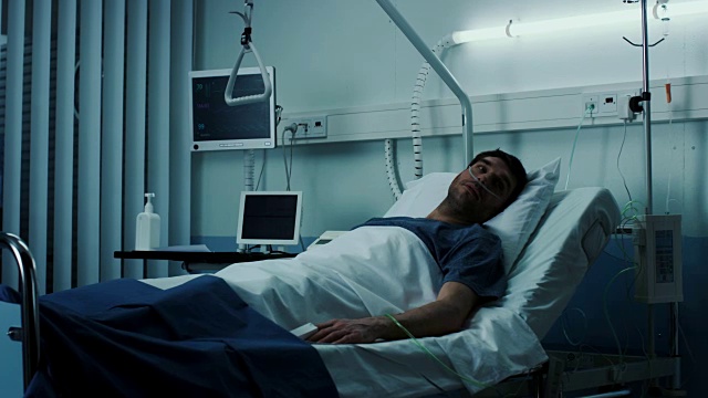 绝症男性病人躺在医院的一个坏东西上。姑息治疗病房里忧郁而疲惫的病人。视频素材