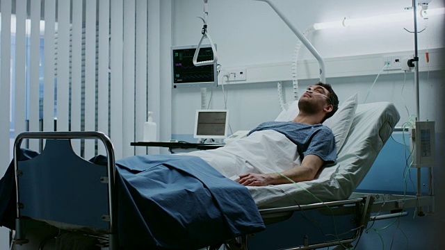在医院里，生病的男性病人躺在床上，与疾病作斗争。干净舒适的病房。视频素材