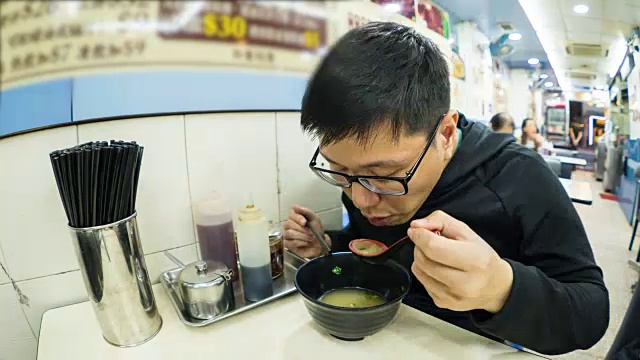一个人吃香港馄饨面汤的时间视频素材