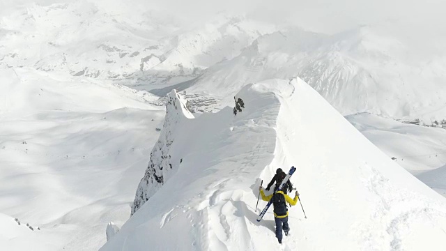爬山的滑雪者使天空晴朗视频购买