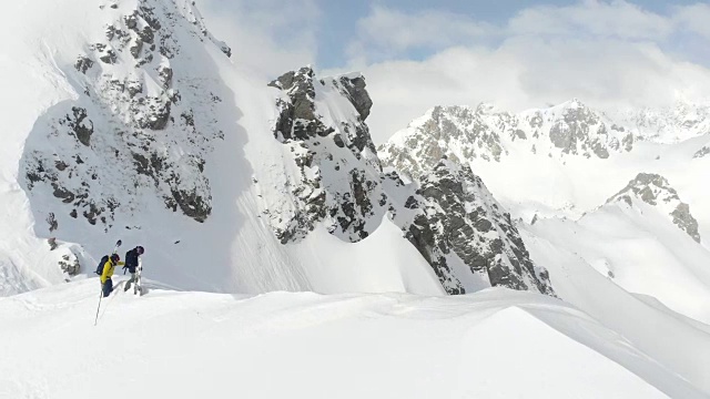 爬山的滑雪者使天空晴朗视频素材