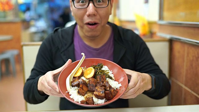 旅游博客展示香港本地食物在餐厅视频素材