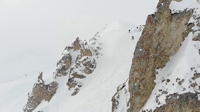 爬山的滑雪者使天空晴朗视频素材
