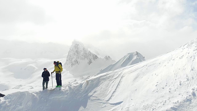爬山的滑雪者使天空晴朗视频购买