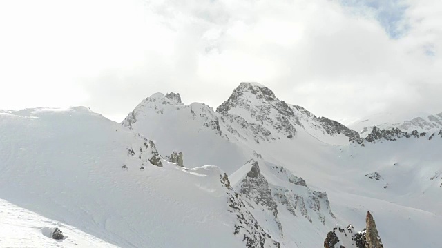 山顶滑雪缆车法国阿尔卑斯山视频下载