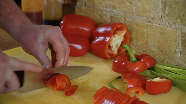 厨师在砧板上慢动作切红甜椒视频下载