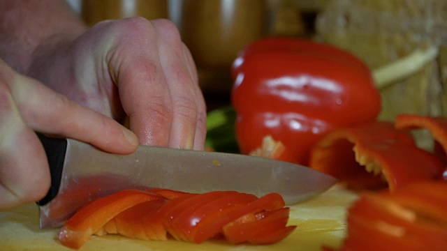 厨师在砧板上切红甜椒视频下载